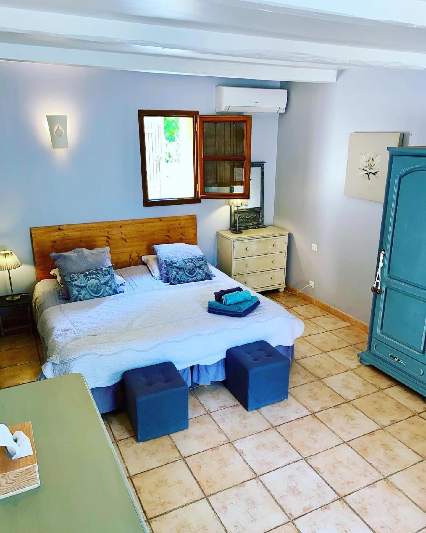Mas Les Fleurs D'Hilaire Bed & Breakfast Monteux Bagian luar foto
