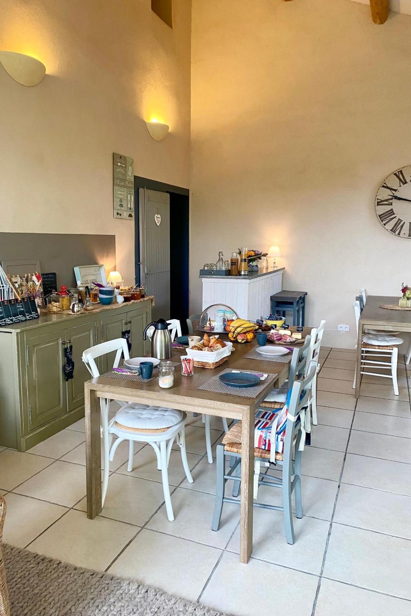 Mas Les Fleurs D'Hilaire Bed & Breakfast Monteux Bagian luar foto